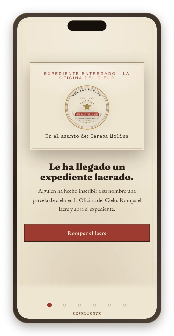 El acto de entrega en el móvil, primer acto: expediente lacrado con el nombre de quien recibe y el botón Romper el sello.