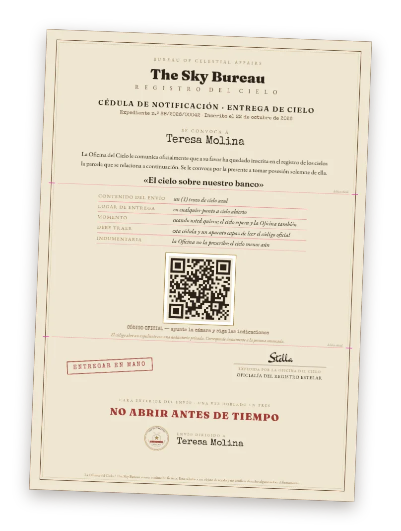 Vista previa de la cédula de notificación de la Oficina del Cielo — convocatoria oficial en A4 para tomar posesión del cielo, con el nombre de la persona convocada, un cuadro de lugar y momento, un código oficial grande y el sello ENTREGAR EN MANO.